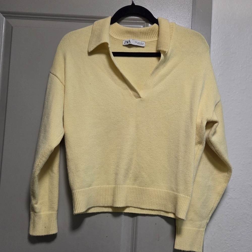 Zara Women's V-Neck Sweater in Light Yellow